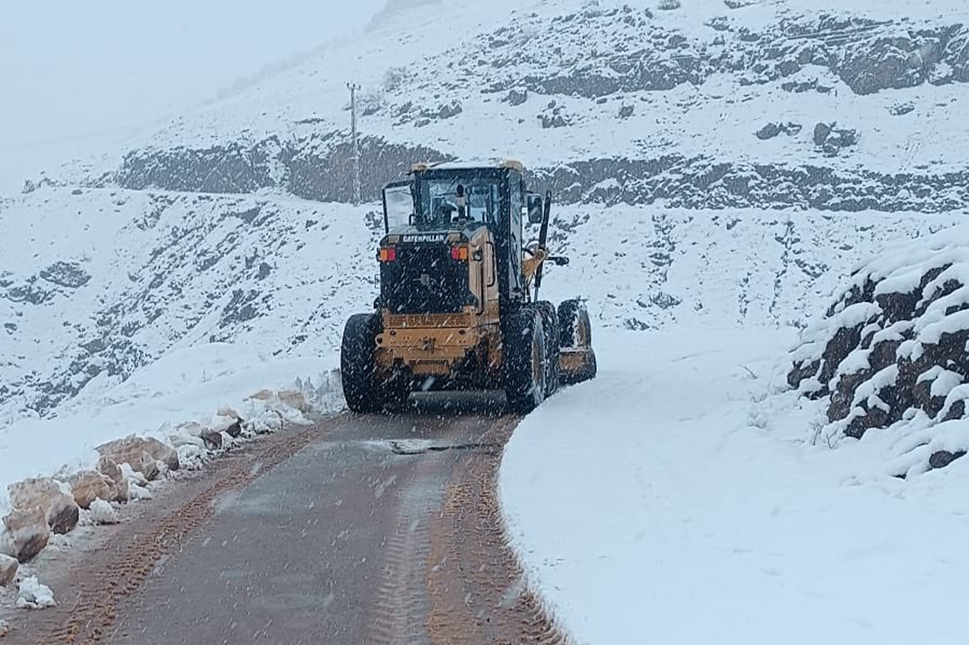 Batman’da Kapalı Köy Yollarında Karla Mücadele Aralıksız Devam Ediyor