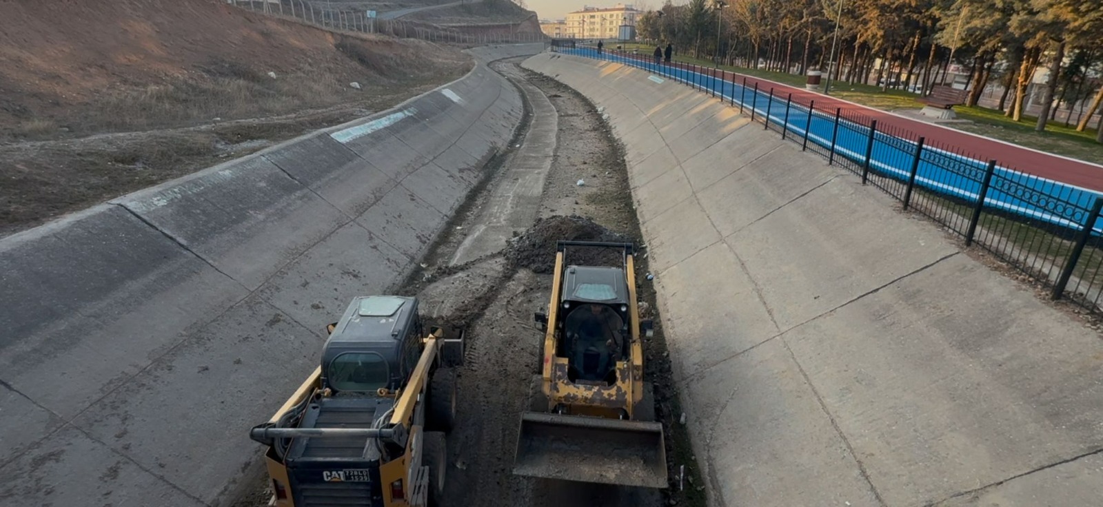 Batman Belediyesi, DSİ Kanalında Temizlik Çalışmalarını Sürdürüyor