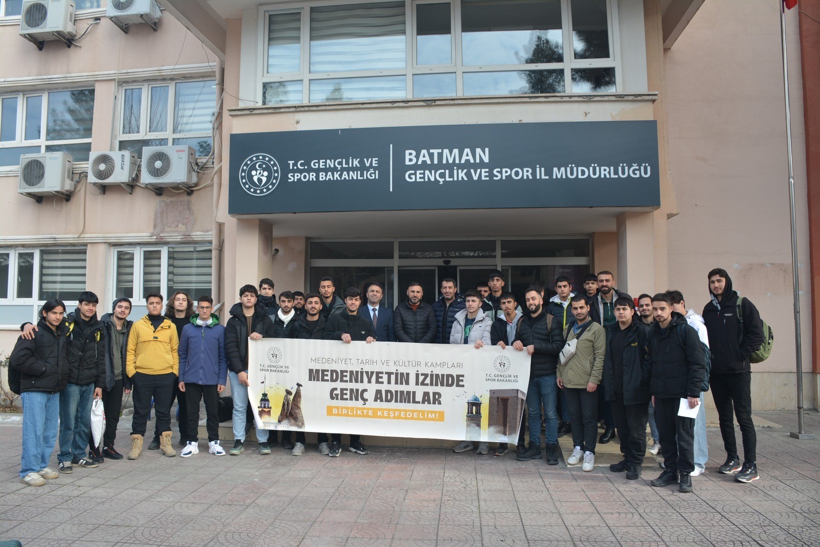 Gençler, Ahlat’a tarih ve kültür dolu bir yolculuğa çıktı