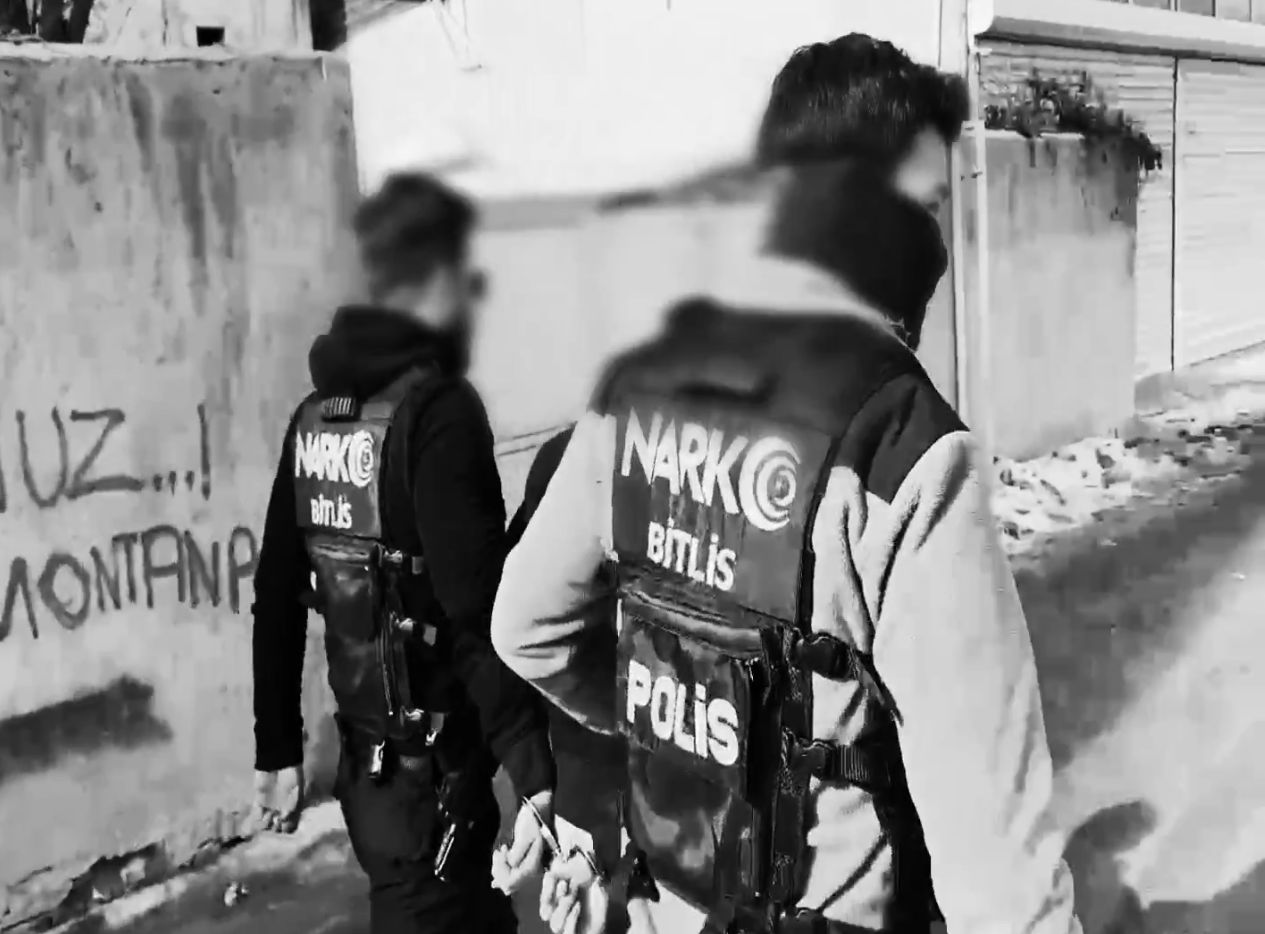 Aracın lastiğine gizlenmiş 5 kilo uyuşturucu ele geçirildi