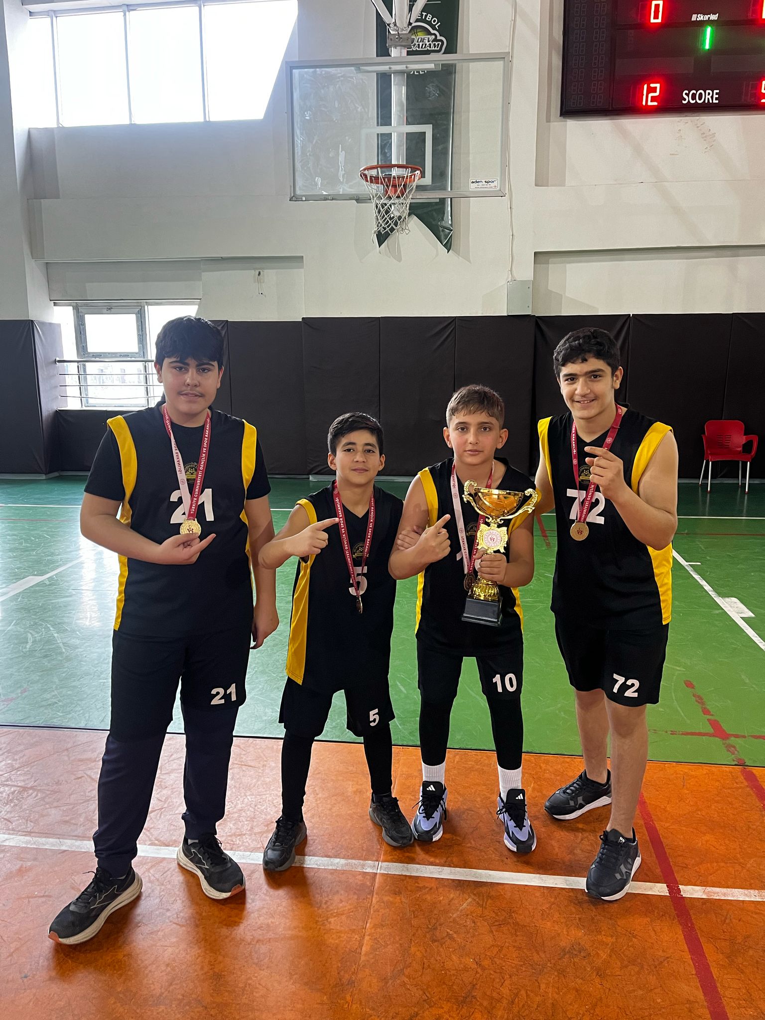 Selahattin Eyyübî Ortaokulu Basketbol Turnuvasında Çifte Şampiyonluk Kazandı