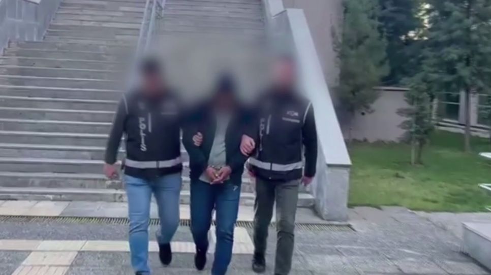 Sürücü Adaylarına Kopya Düzeneği Kurdu, Tutuklandı!