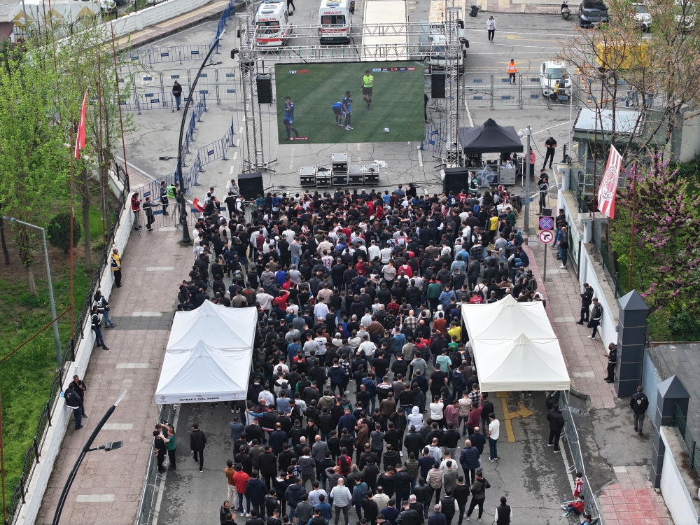 Taraftarlar İçin Dev Ekran Kuruldu: Büyük Coşkuya Sahne Oldu