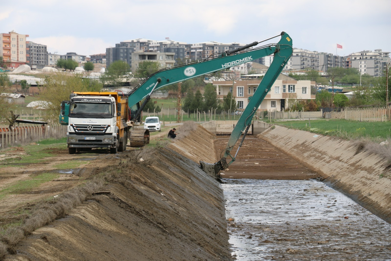 Korik Mahallesi’ndeki DSİ Kanal Temizliği devam ediyor