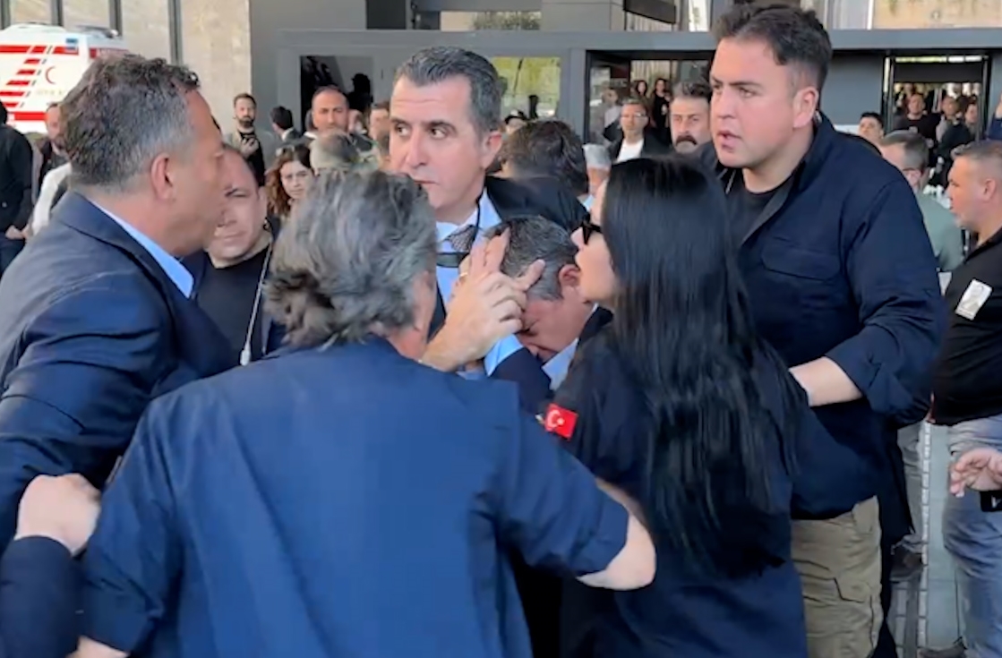 Cenazede Şok Saldırı: CHP Lideri Özgür Özel’e Yumruklu Müdahale