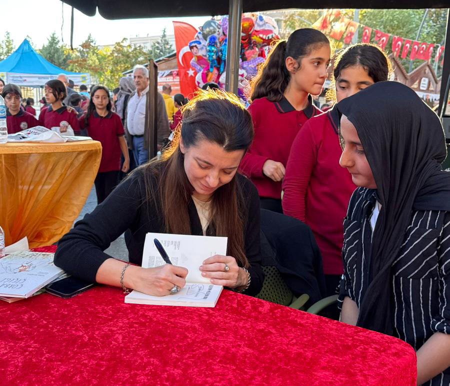 Batman Kitap Fuarı’nda Şermin Yaşar’a Yoğun İlgi
