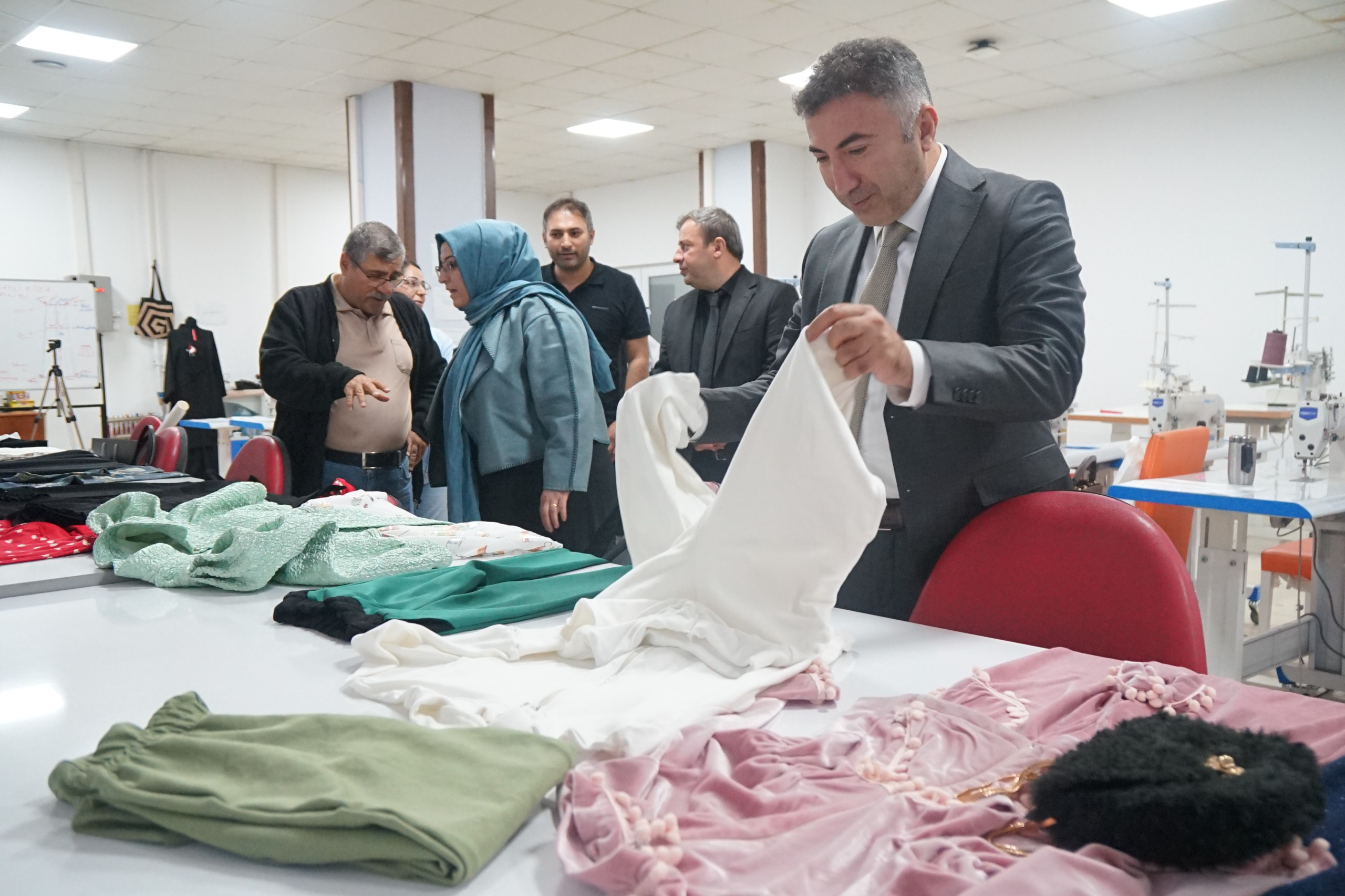 Batman Üniversitesi Öğrencileri Üretim Atölyesinde Eğitim Alıp Topluma Destek Sunuyor