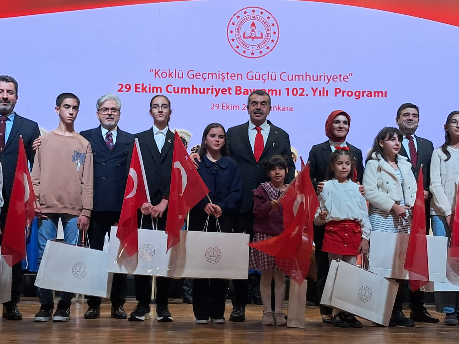 Batmanlı Öğrenci Hatice Azra Türkiye Birinciliği Ödülünü Bakanlardan Aldı