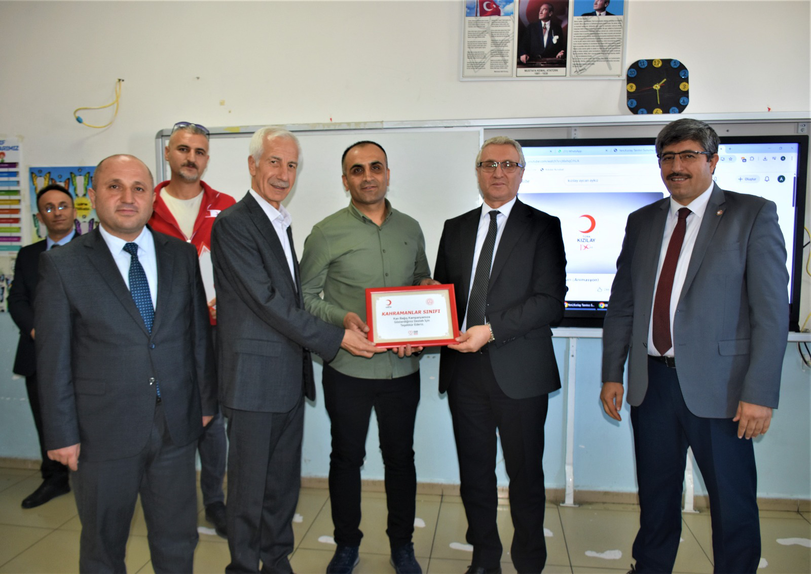 İl Müdürü Ciğer’den Batman İlkokuluna “Kahramanlar Sınıfı” Plaketi