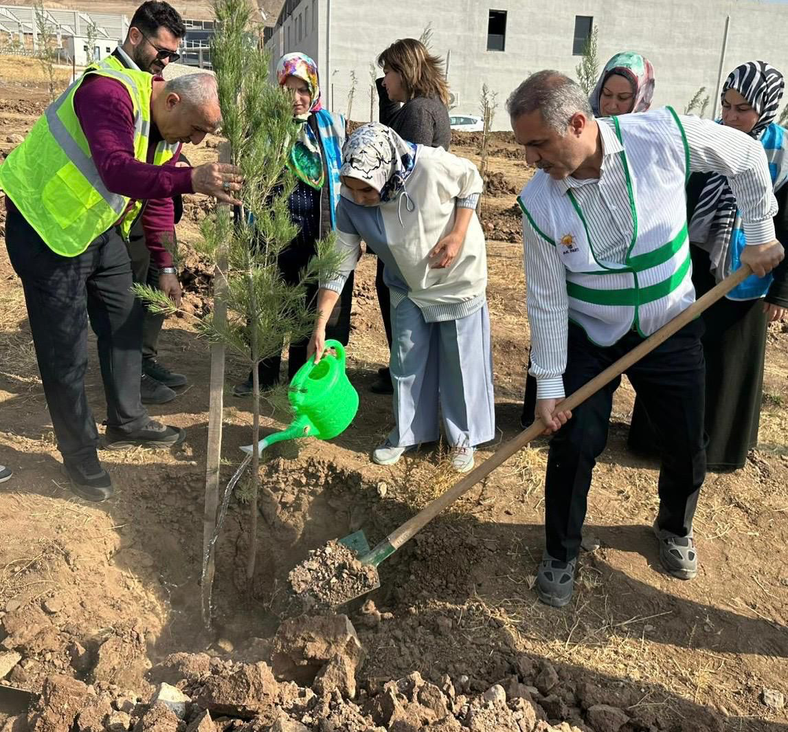 AK Parti’den OSB’de Ağaç Dikme Etkinliği