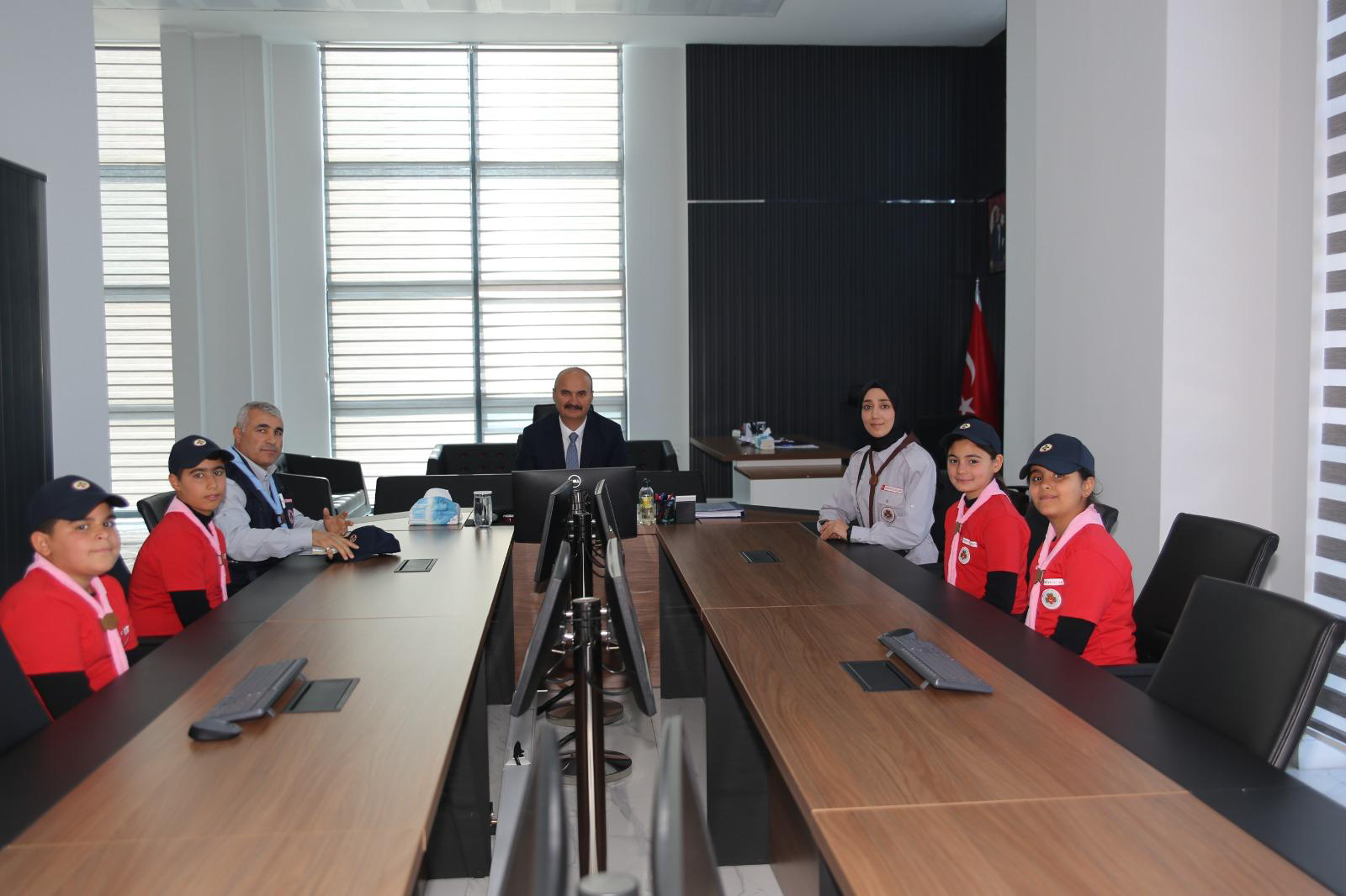 Vali Canalp’ten İzcilerle Buluşma