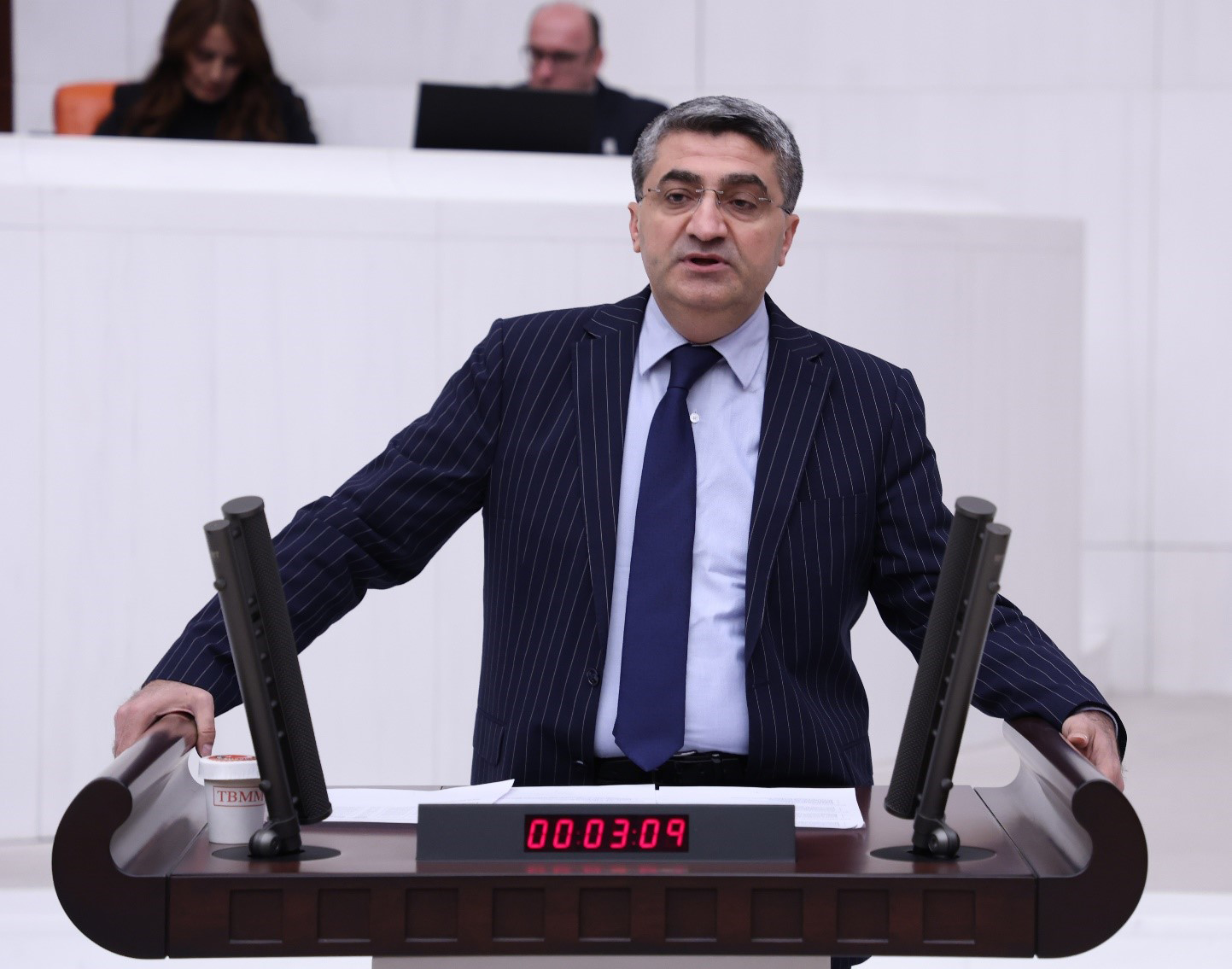 Ekmen’den 1 Mayıs Mesajı: “Çalışanlar Yoksulluk Kıskacında”