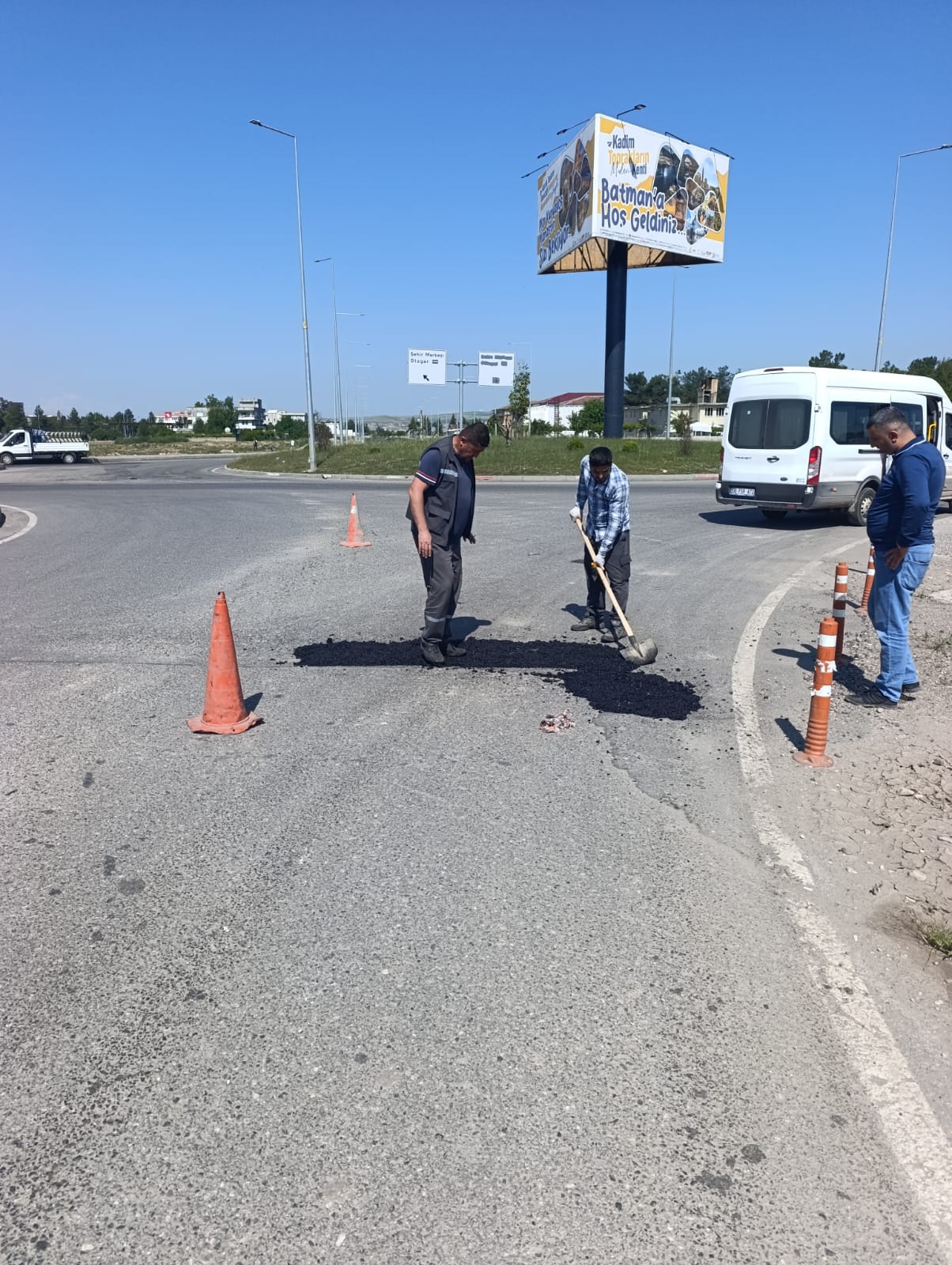 Batman Belediyesi Bayram Sakinliğini Fırsata Çevirdi: Altyapı ve Asfalt Seferberliği