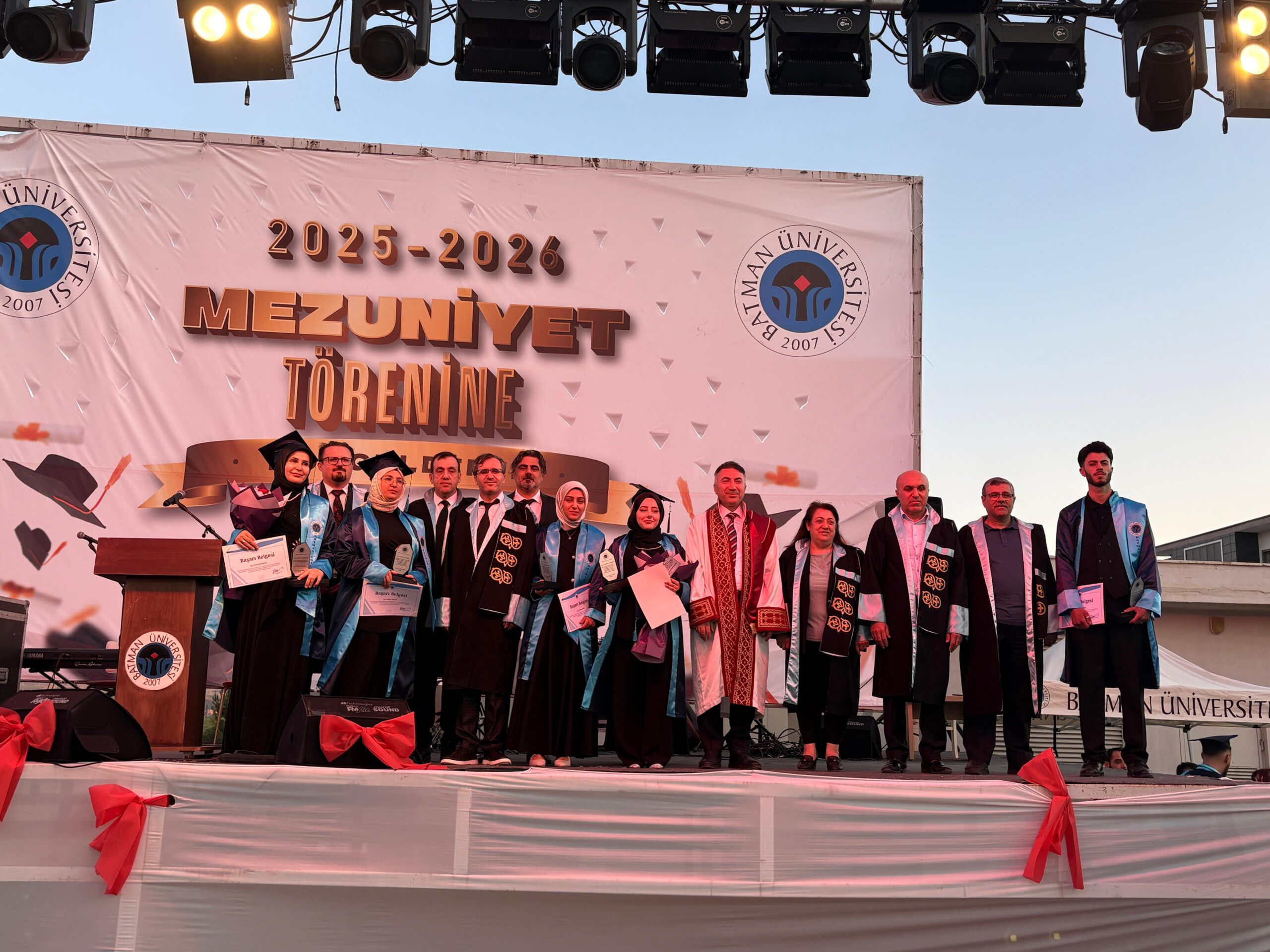 Batman Üniversitesi’nde Mezuniyet Gururu: Binlerce Öğrenci Kep Attı