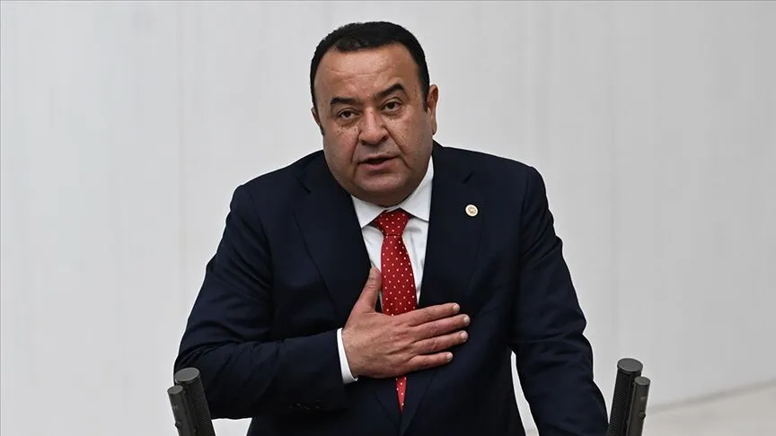 CHP’de İstifa Depremi Sürüyor: Adnan Beker ve Ümit Dikbayır Peş Peşe İstifa Etti