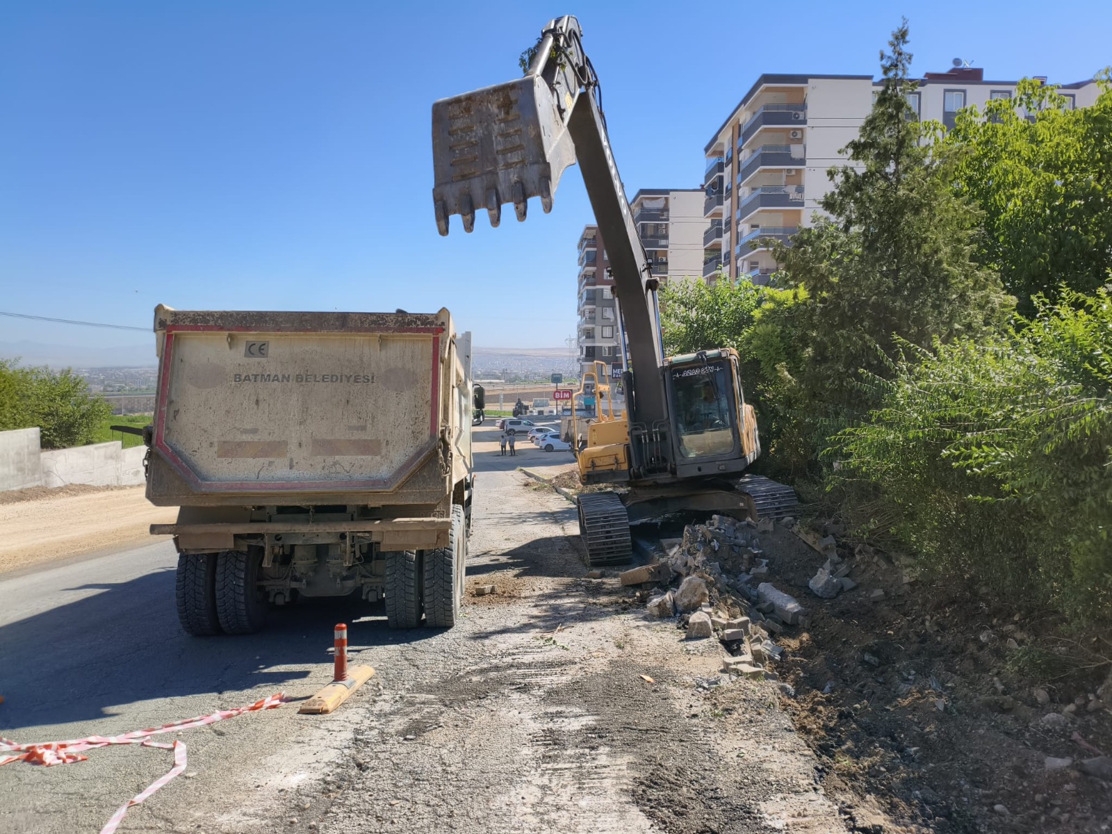 Fen İşleri Çalışmalarını Sürdürüyor