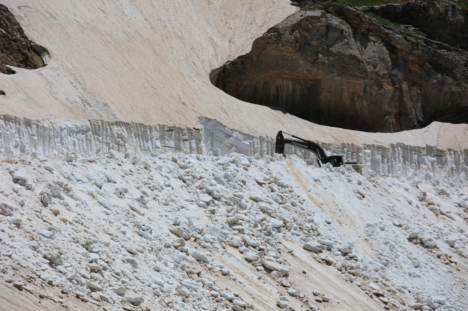 Haziran Sonunda 4 Metrelik Kar Duvarı
